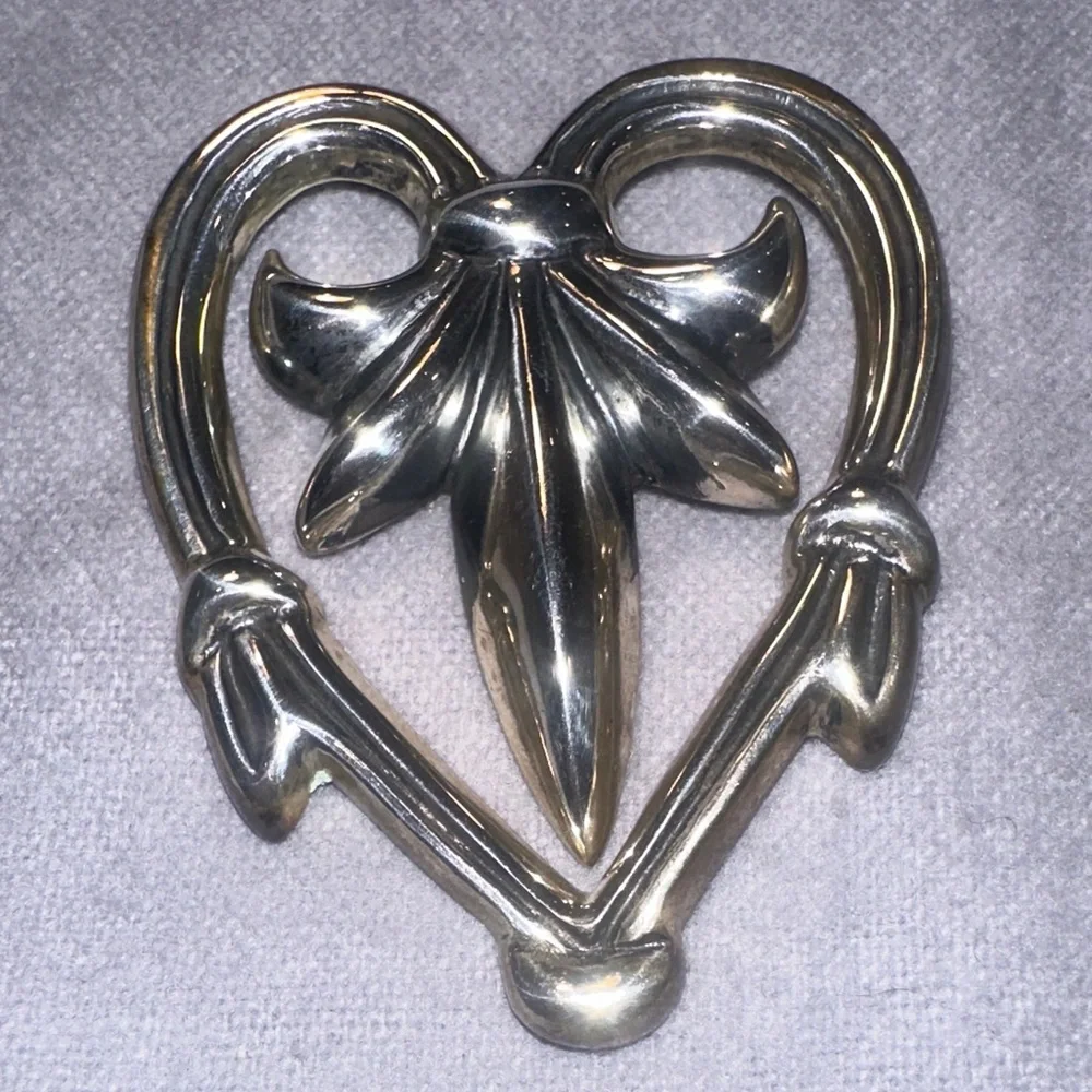 Sterling Silver Vintage brooch by Metropolitan Museum Of Art Fleur-de-lis Heart